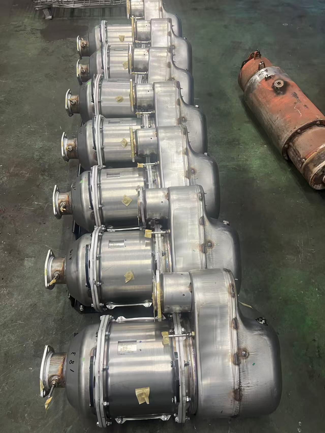 並べて保管された自動車触媒と排気処理部品